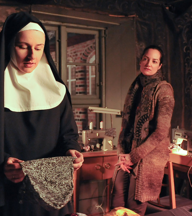 "Unter anderen Umständen - Tod im Kloster": Jana (Natalia Wörner) befindet sich im Zimmer von Schwester Benedicta (Annett Renneberg) und unterhält sich mit ihr.