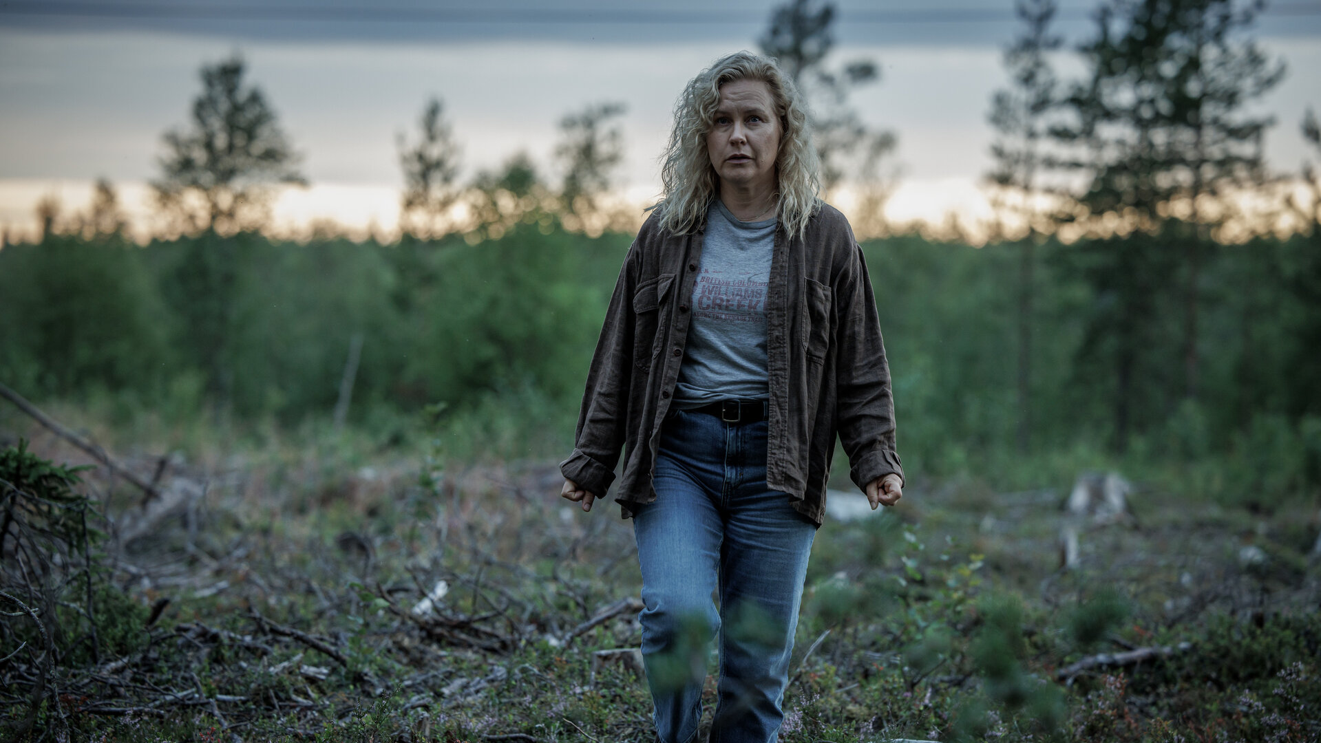 "Wolfssommer – Blutige Spuren - Alte Wunden": Hannah (Eva Melander) läuft im Morgengrauen über eine Lichtung im Wald.