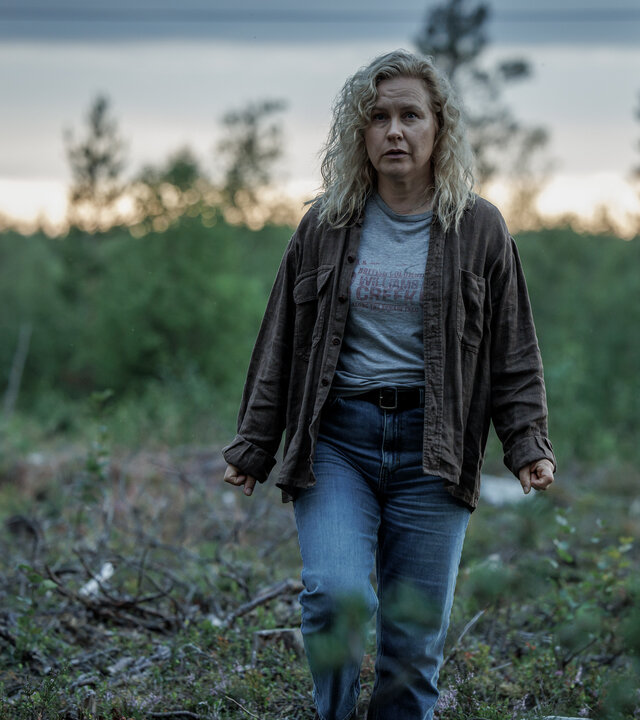 "Wolfssommer – Blutige Spuren - Alte Wunden": Hannah (Eva Melander) läuft im Morgengrauen über eine Lichtung im Wald.