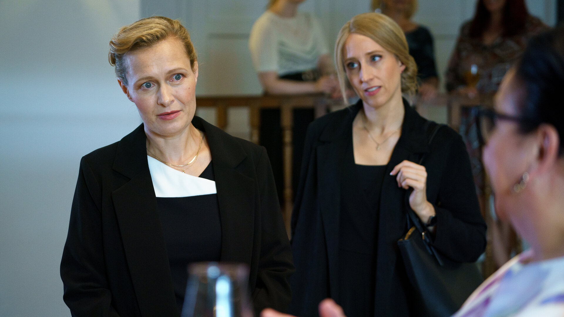 "SOKO Wien - Der letzte Tanz": Gerichtsmedizinerin Dr. Franziska Beck steht vor der Inhaberin der Tanzschule Michelle Schrattl (Emese Fay). Hinter Michelle Schrattl steht die Tanzlehrerin Alexa Poll (Jules* Elting).