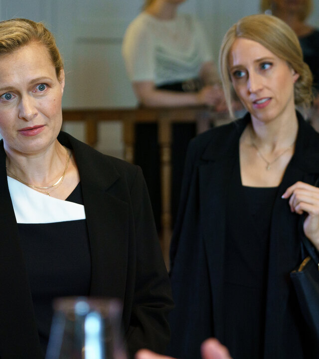 "SOKO Wien - Der letzte Tanz": Gerichtsmedizinerin Dr. Franziska Beck steht vor der Inhaberin der Tanzschule Michelle Schrattl (Emese Fay). Hinter Michelle Schrattl steht die Tanzlehrerin Alexa Poll (Jules* Elting).