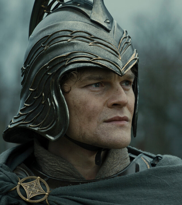 "Der Herr der Ringe: Die Ringe der Macht - Ewig dem Tode verfallen": Elrond (Robert Aramayo) steht im Freien. Er trägt einen Helm und blickt zur Seite.