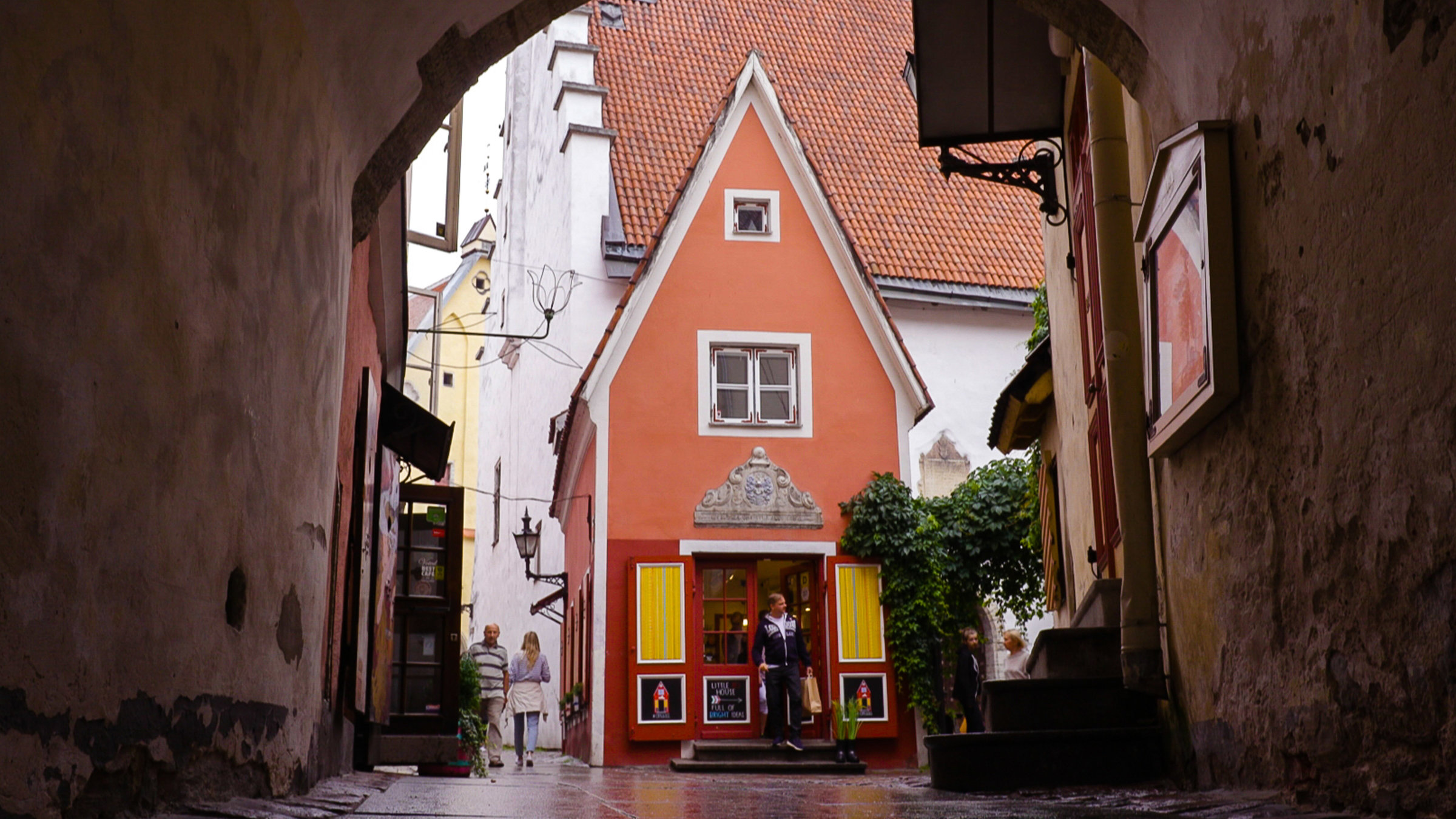 "Kreuzfahrt in die Ostsee - Estland": Blick durch einen Torbogen auf ein kleines Haus in der Altstadt von Tallinn