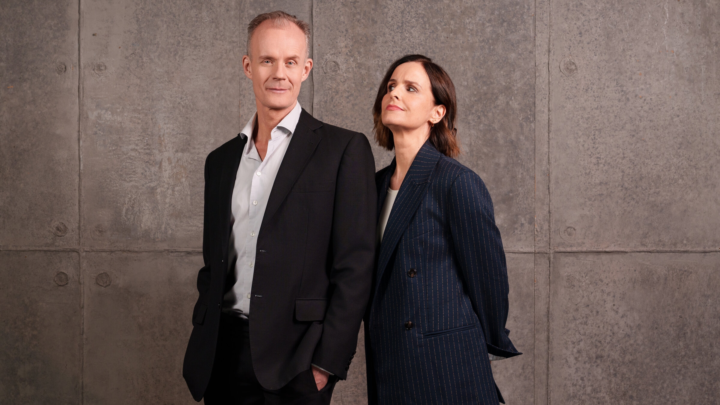 "Die Anstalt": Max Uthoff und Maike Kühl stehen vor der Betonwand des Bühnenbildes und schauen in die Kamera.