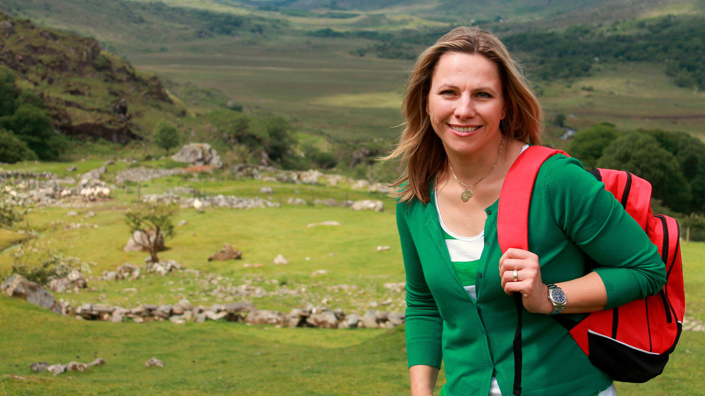 "Der grüne Süden Irlands": Moderatorin Andrea Grießmann entdeckt die Schönheit der irischen Landschaft und besucht Herrensitze und Burgruinen, kleine Städtchen mit bunten Häusern und gemütlichen Pubs, unzählige Schafe und irische Originale.