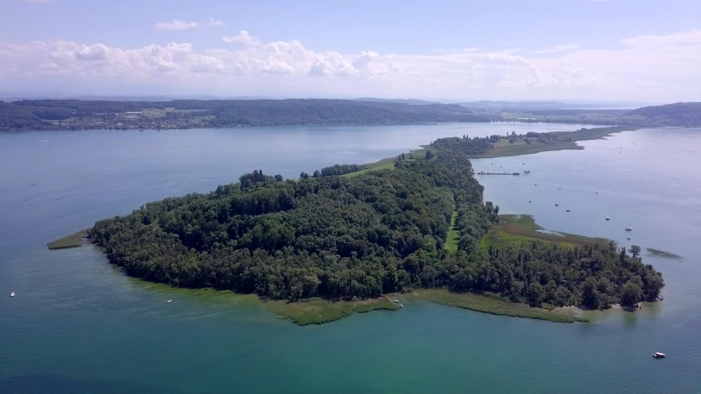 "Inseln der Schweiz: St. Petersinsel , grünes Juwel im Bielersee" - Blick von schräg oben auf die St. Petersinsel.