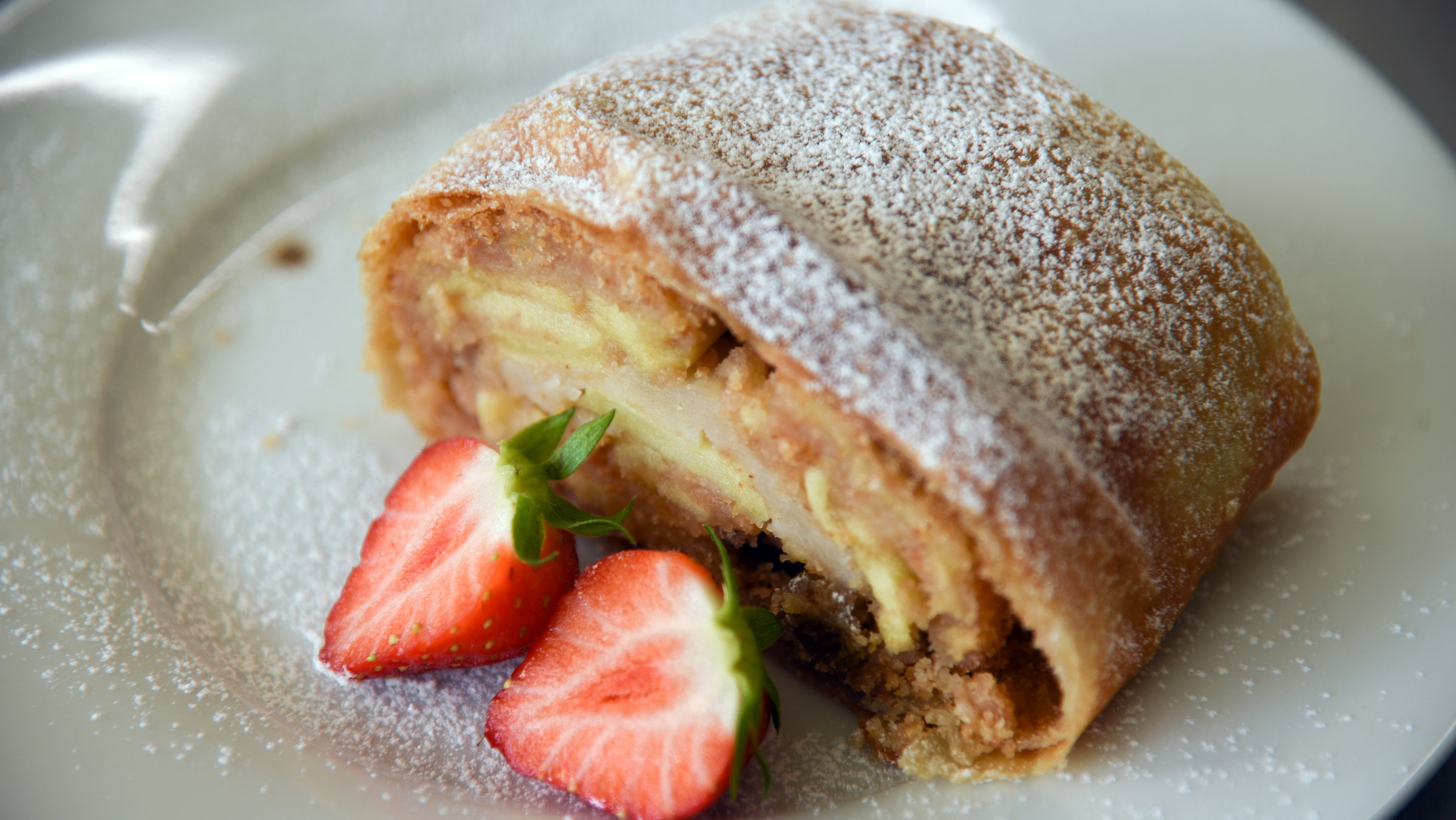 "Der Strudel - Ein Hauch von Teig": Apfelstrudel angerichtet, Krems.