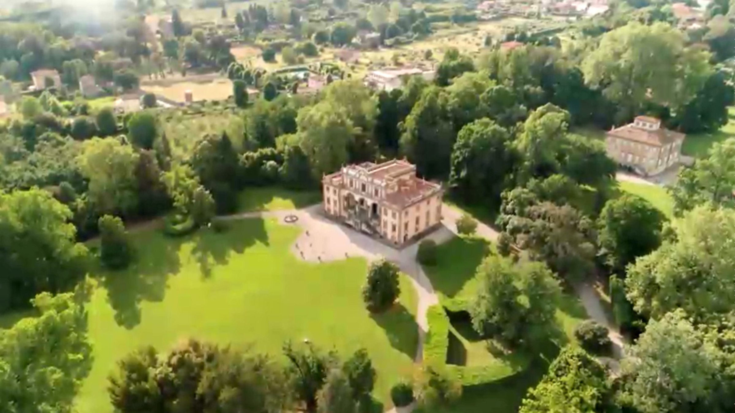 "Villengärten in der Toskana - Der Palazzo Pfanner in Lucca": Blick von oben auf Park und Villa