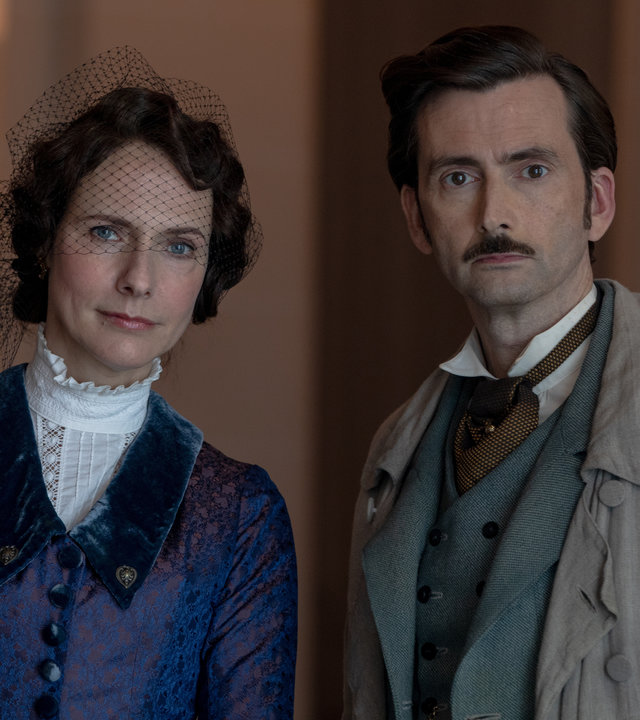 "In 80 Tagen um die Welt (8)": Estella (Dolly Wells) und Phileas Fogg (David Tennant) stehen in der New Yorker Grand Central Station nebeneinander.