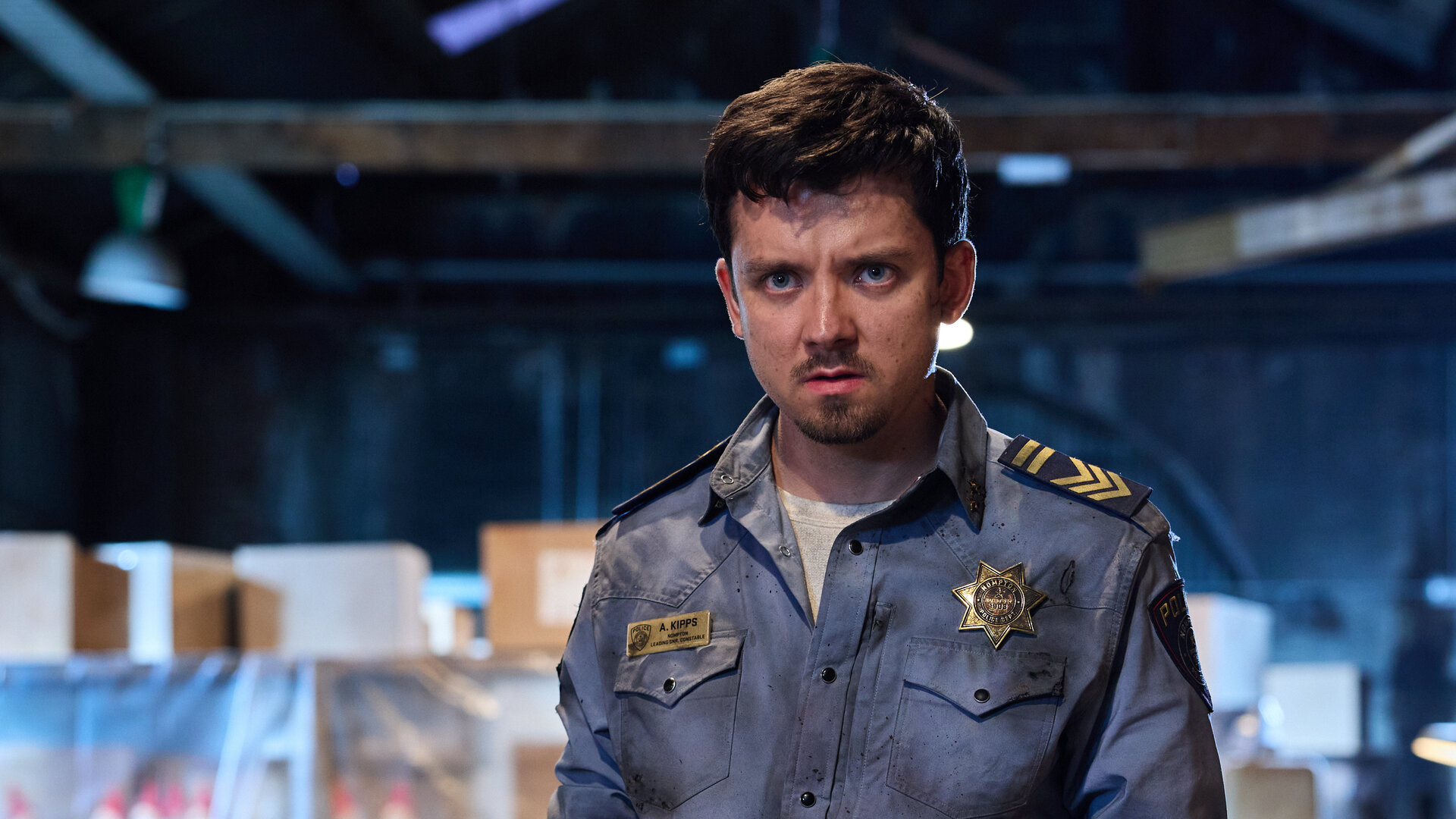 "Gnomes - Angriff der Killerzwerge - Helden sterben nie": Arnold (Asa Butterfield) steht mit entschlossener Miene in einer Halle und hält eine Streitaxt in der Hand.