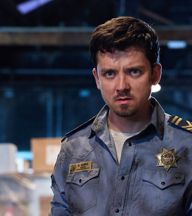 "Gnomes - Angriff der Killerzwerge - Helden sterben nie": Arnold (Asa Butterfield) steht mit entschlossener Miene in einer Halle und hält eine Streitaxt in der Hand.