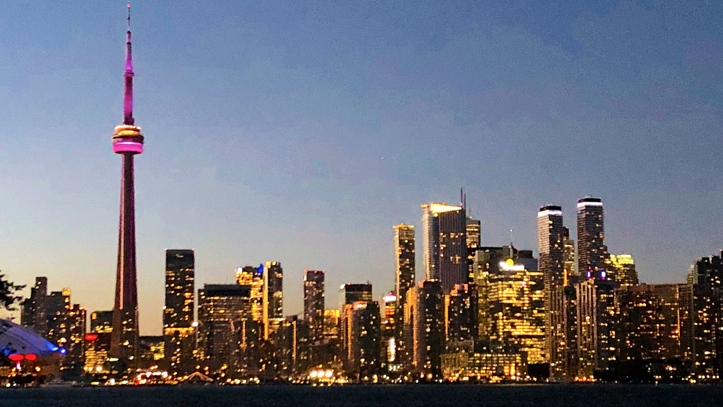 "Toronto und Umgebung": Die Skyline von Toronto bei Nacht.