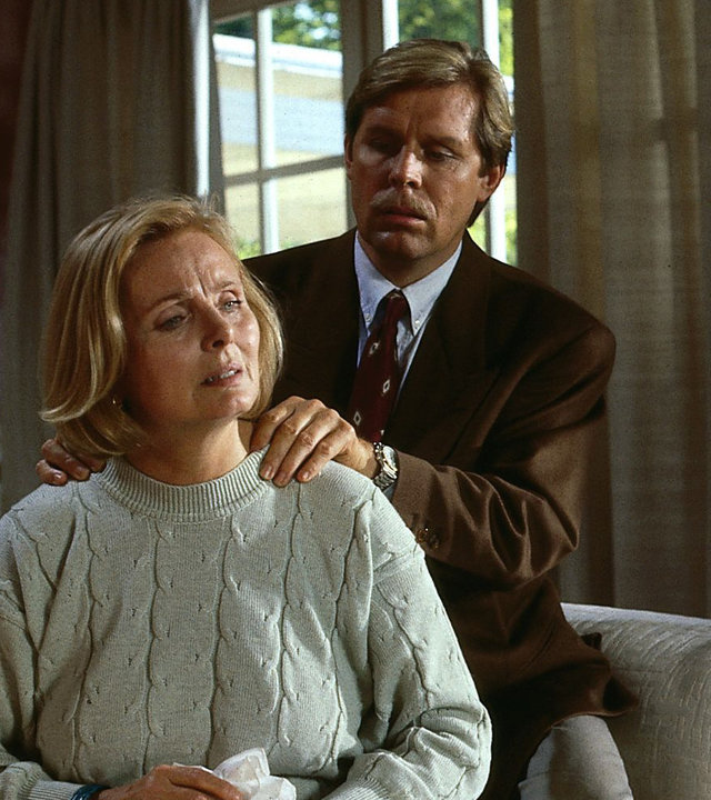 "Das Erbe der Guldenburgs - Der rote Rubin": Jan (Sigmar Solbach) sitzt mit Margot (Ruth Maria Kubitschek) auf dem Sofa. Er massiert seiner Mutter die Schultern.