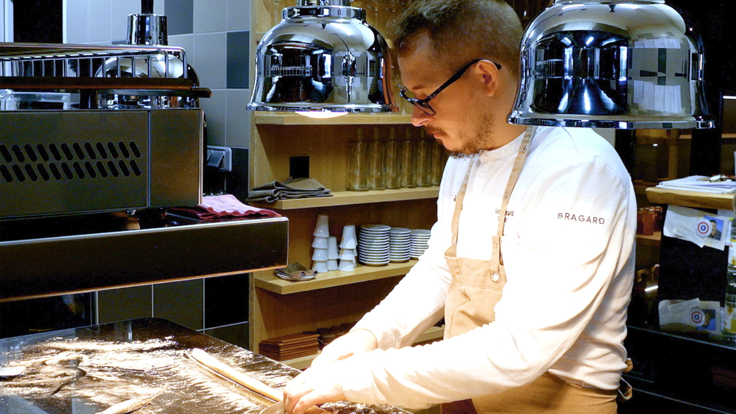 "Die Pyrenäen (4/4) - Gipfelstürmer und Sterneköche": Der junge Koch aus dem Restaurant Choko Ona in Espelette hat schon einen ersten Michelin-Stern bekommen.