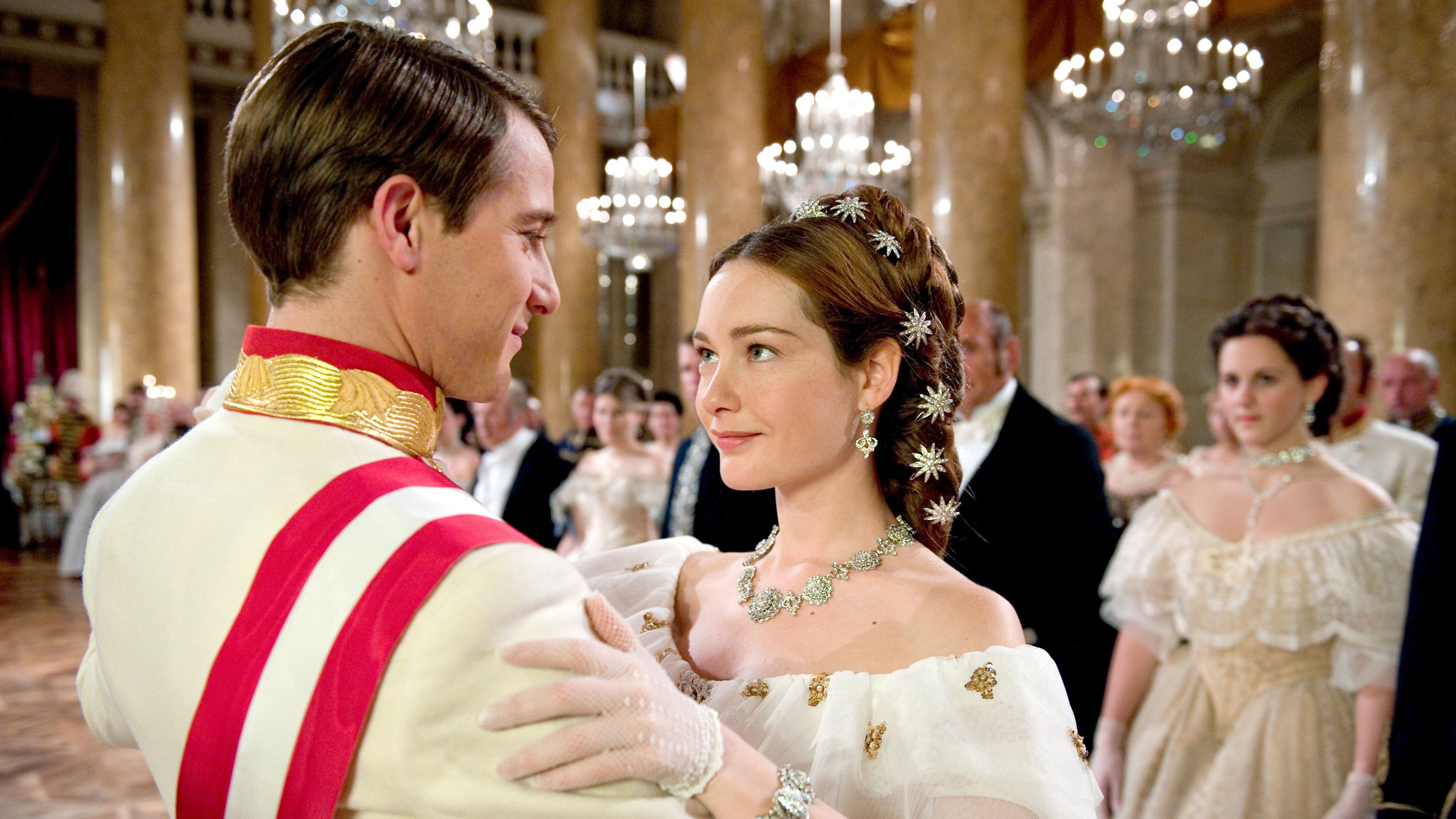 "Sisi (1/2)": Sisi (Cristiana Capotondi) und Kaiser Franz (David Rott) tanzen frisch verliebt am Hof zu Wien.