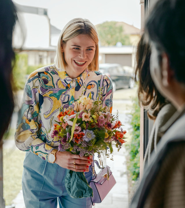 "Deadlines - Happy Bayram": Franzi (Llewellyn Reichman) überreicht den Eltern ihrer Freundin Blumen als Gast-Geschenk.