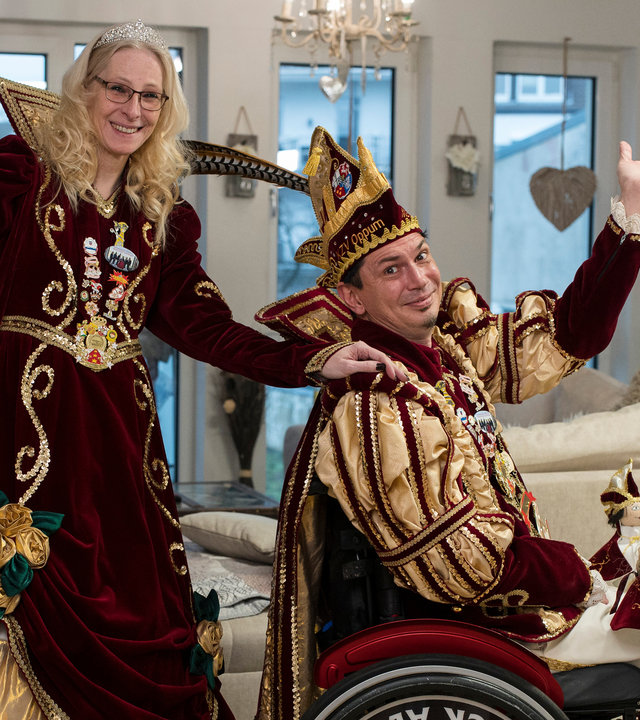 "einfach Mensch: Kerstin und Markus: Wir lieben die närrische Zeit": Kerstin und Markus Schäfer tragen ihre Prinzenpaar-Verkleidungen und winken.