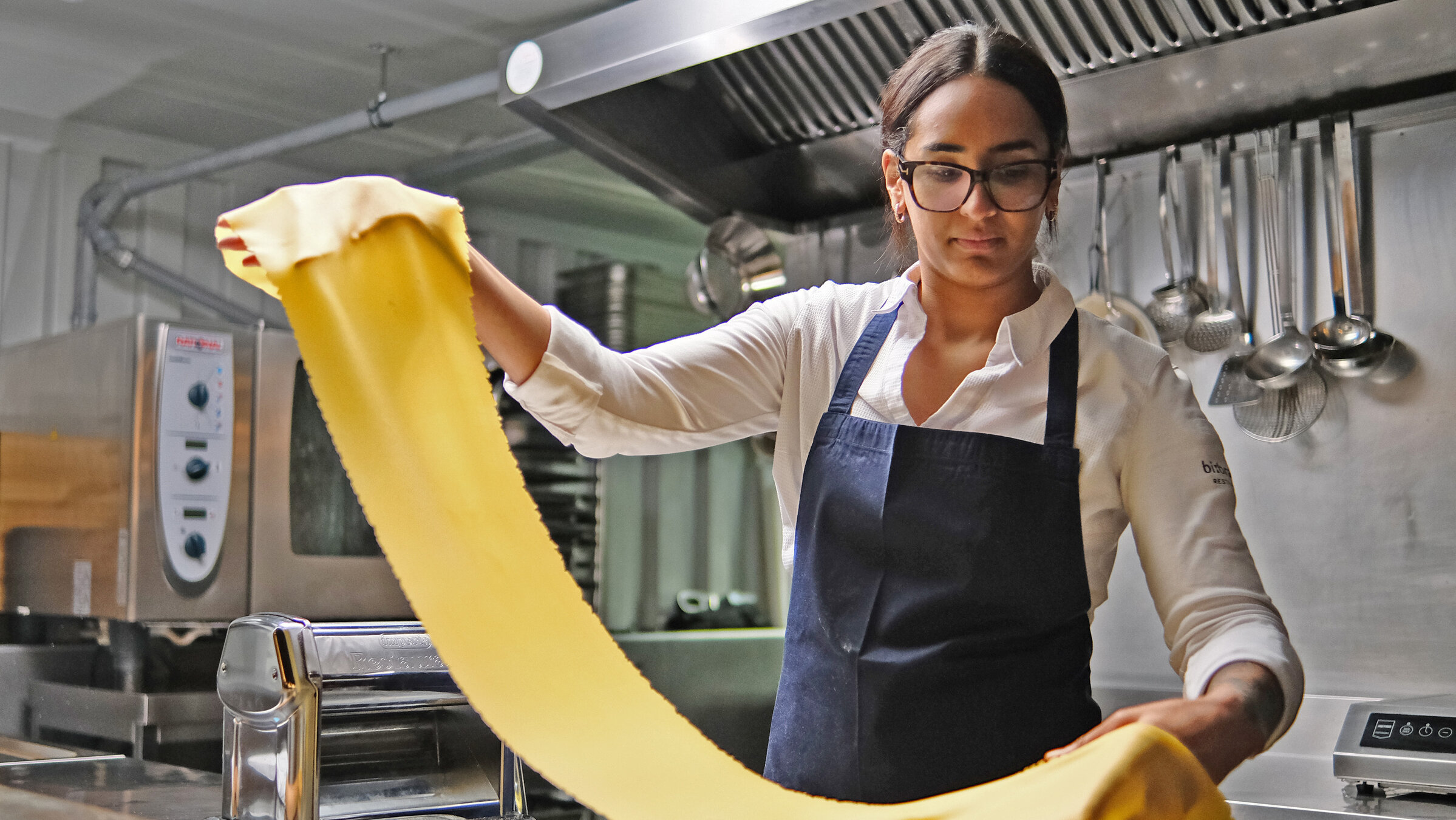 "Am Pass - Geschichten aus der Spitzenküche - Alina Meissner-Bebrout, Ulm": Alina Meissner-Bebrout zaubert aus Nudeln, Zwiebeln und Käse ein außergewöhnliches Gericht. Jahrelang arbeitete die Sterneköchin allein in der Küche des Ulmer Restaurants bi:braud. Heute leitet sie zwei Restaurants und eine Eventlocation.
