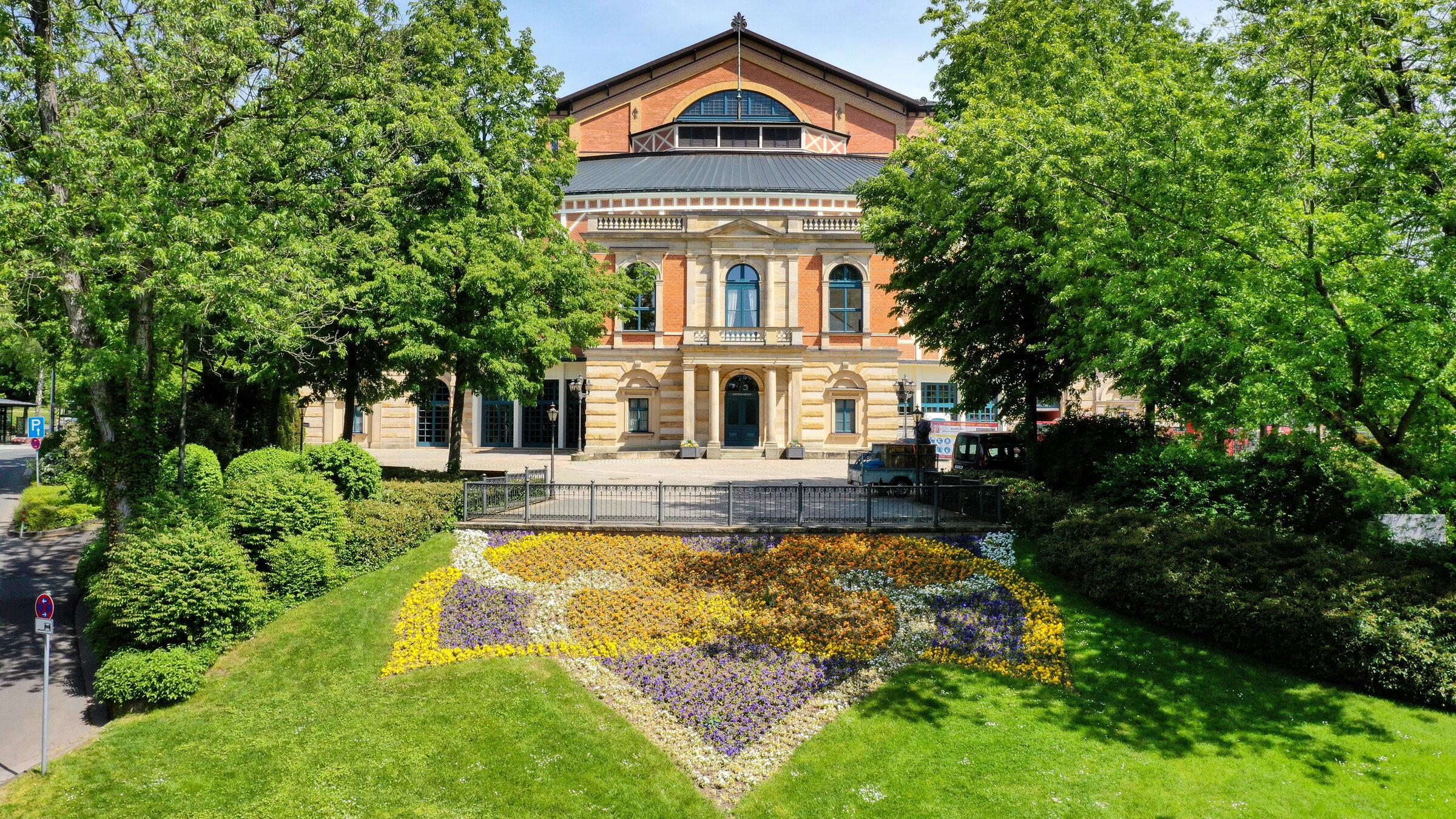 "Bayreuther Festspiele 2025 - Die Meistersinger von Nürnberg": Drohnenaufnahme vom Bayreuther Festspielhaus.