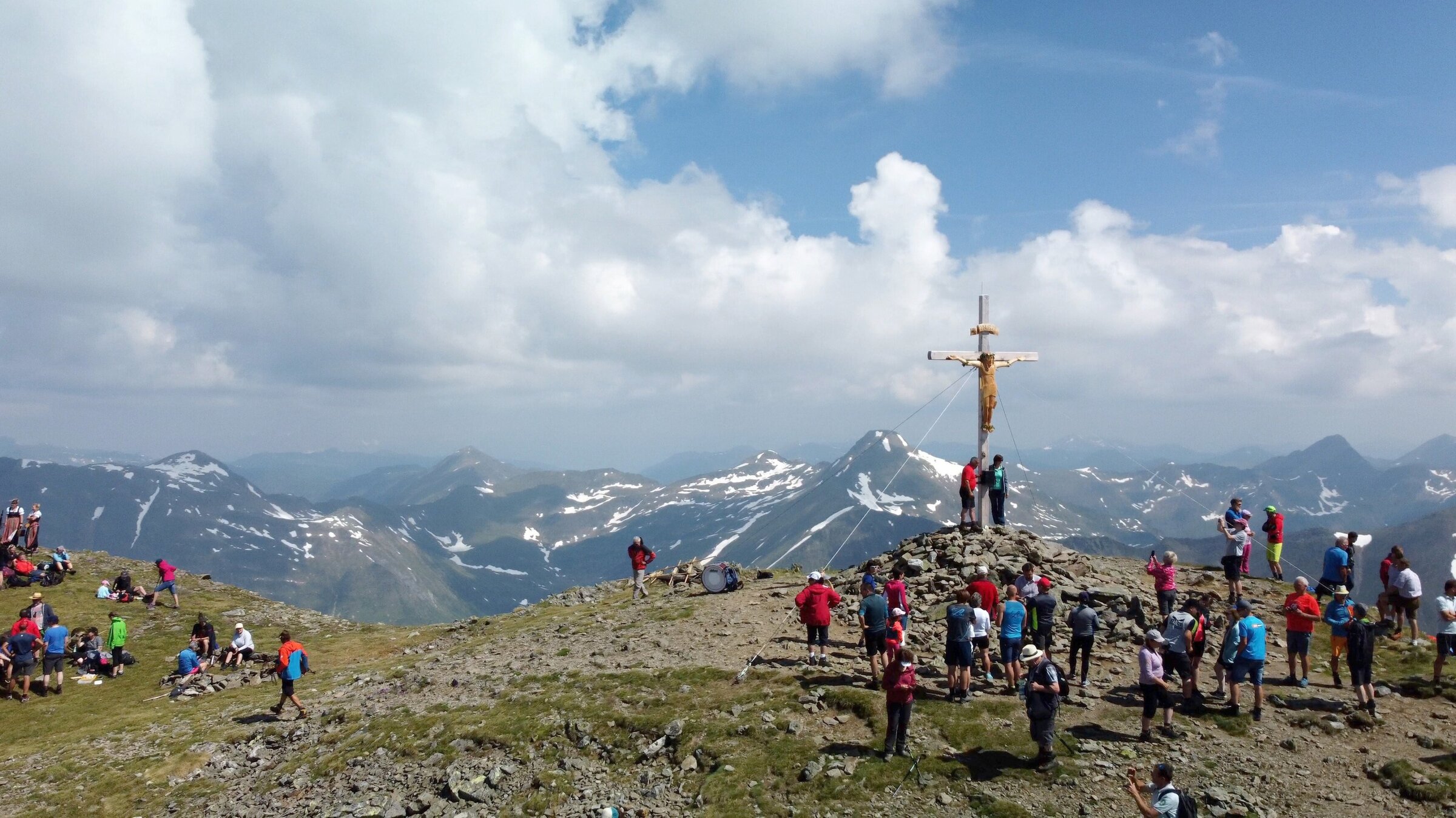 "Die stillen Riesen von Murau": Greim - Wanderer machen Erinnerungsfotos.
