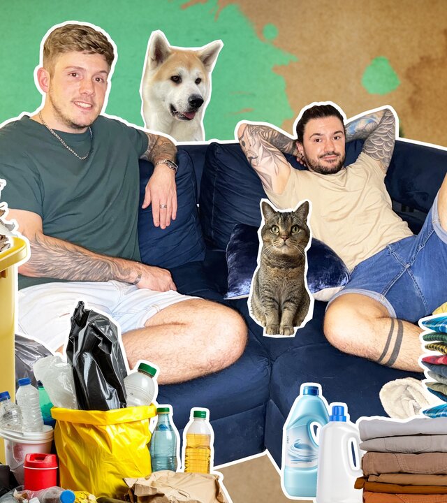 "Die Öko-Challenge - geht nachhaltig auch günstig? - Chris und Pete - die Umwelt-Faulpelze": Montage: Chris und Pete sitzen auf dem Sofa. Auf dem Sofa ist das Foto einer Katze, dahinter das eines Hundes. Vor dem Sofa sind Bilder von Handtüchern, Putzmitteln, einer gelben Mülltonne und sonstigem Abfall.