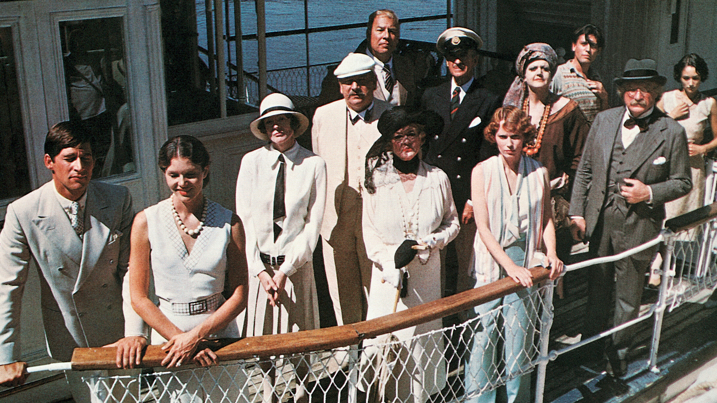 Ein Großteil der vornehmen Gäste steht in irgendeiner Beziehung zu dem jungen Brautpaar (Simon MacCorkingdale 1.v.l., Lois Chiles 2.v.l.).