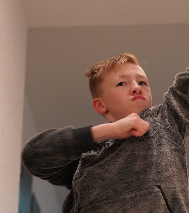 "37°: Die Wütenden - Wenn Kinder das System sprengen": Lennard macht Faxen im Flur der betreuten Jungen-WG im Harz.