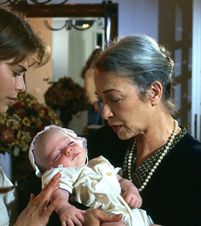 "Alle meine Töchter - Ende eines schönen Tages": Dr. Anna Sanwaldt (Ursula Buschhorn) betrachtet ihre schlafende Tochter, während Sigrid Hohdorf (Christine Ostermayer) ihre Enkelin im Arm hält.