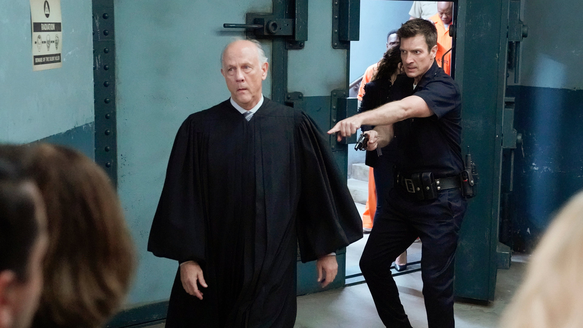 “The Rookie - Zeit der Angst“: Der Richter Stevens (Jim Ortlieb) wird von John Nolan (Nathan Fillion) festgenommen.