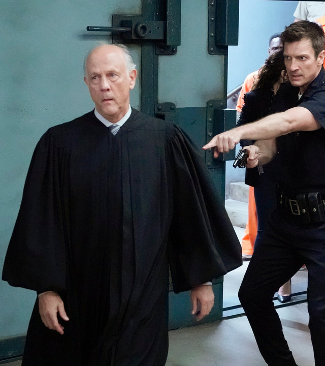 “The Rookie - Zeit der Angst“: Der Richter Stevens (Jim Ortlieb) wird von John Nolan (Nathan Fillion) festgenommen.