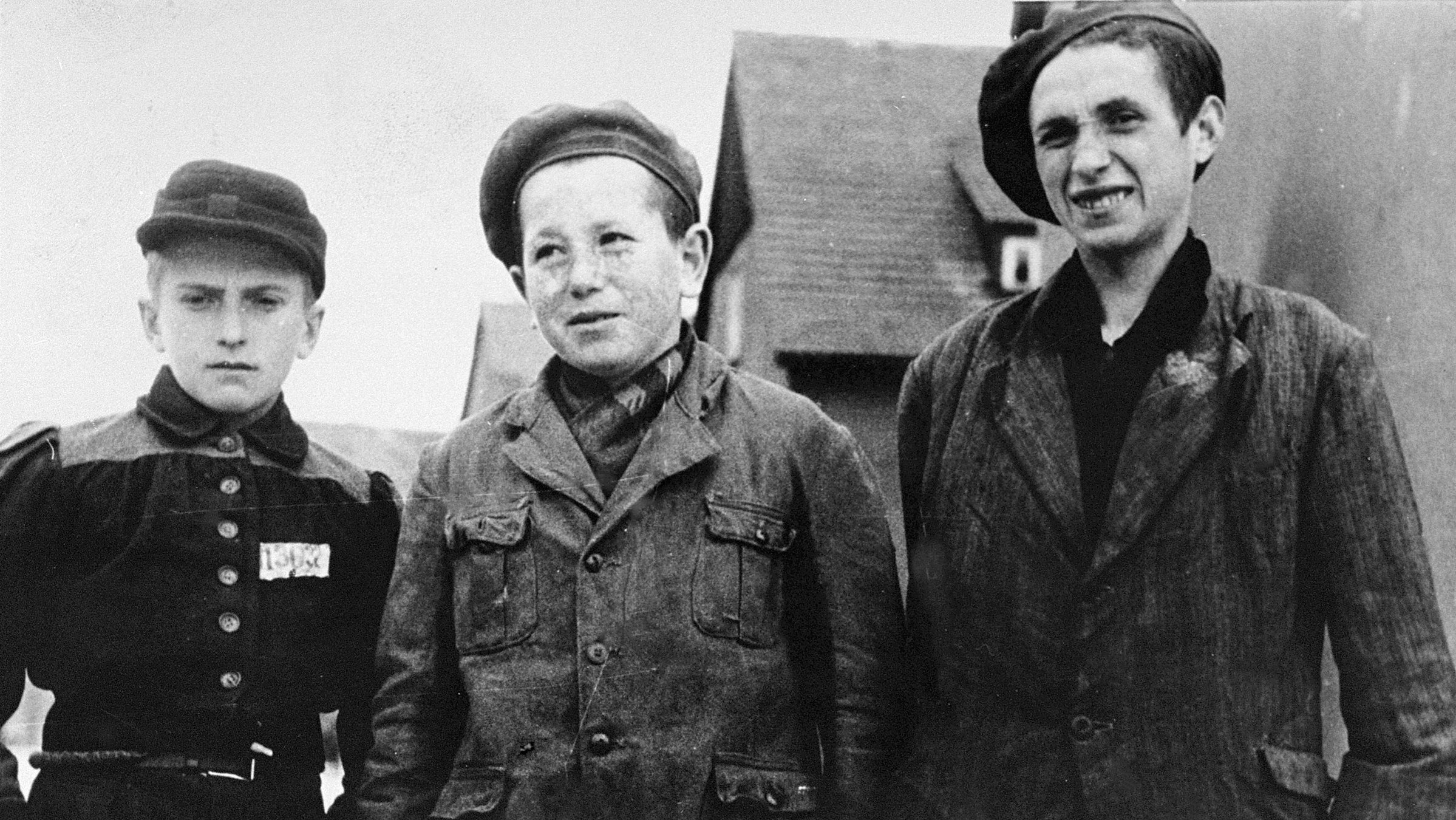 "Kinder des Krieges": Beniek Ajnszydler (links) wurde als 12-jähriger Junge aus dem KZ Buchenwald befreit. Das Foto zeigt ihn wenige Tage nach der Ankunft der US-Armee.