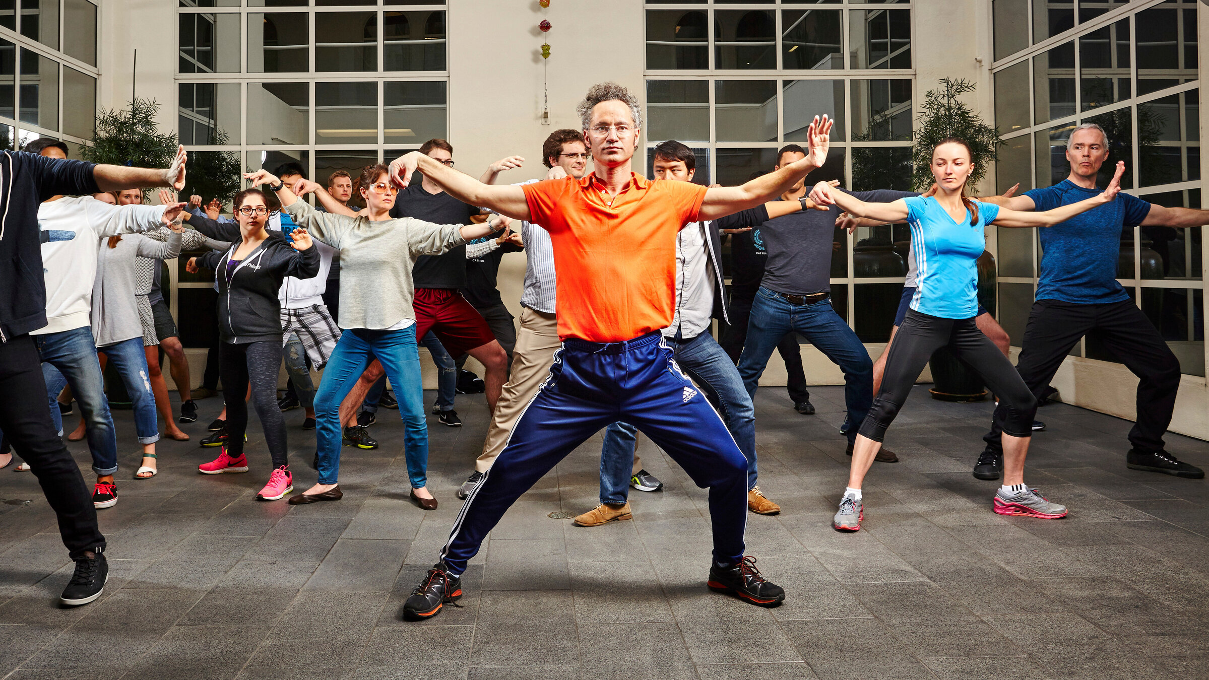 "Watching you - Die Welt von Palantir und Alex Karp": Alex Karp (Mitte) macht Thai Chi mit MitarbeiterInnen.