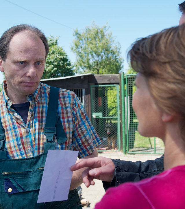 "SOKO Wismar - Muttertag": Tierheimleiter Rüttges (Christoph Hohmann) steht vor den Kommissaren Katrin Börensen (Claudia Schmutzler) und Sven Herzog (Michael Härle) und schaut Katrin Börensen an. Sven Herzog zeigt Rüttges ein Foto. Die drei befinden sich in einem Tierpark.