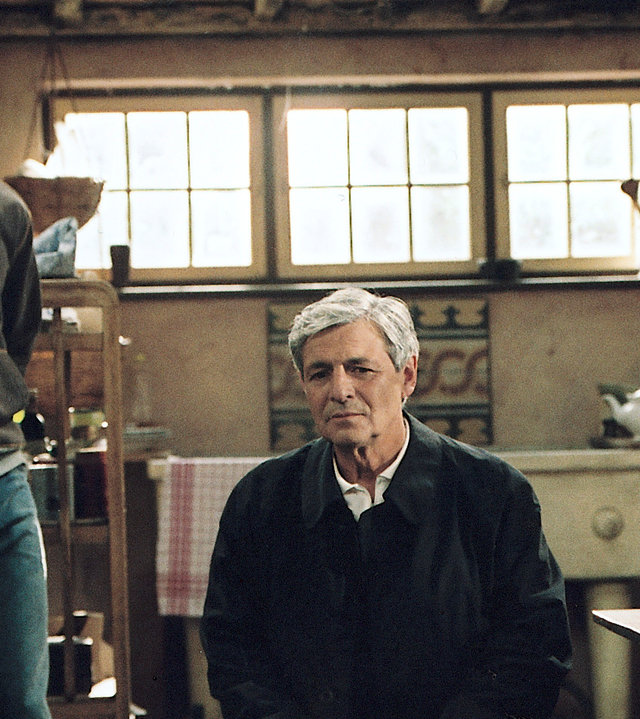 "Bianca - Wege zum Glück: Kapitel 187": In einer Küche: Alexander (Peter Hladik) und Oliver sind in einer Küche. Alexander sitzt auf einem Hocker und Oliver lehnt sich an eine Hausmauer. Olivers Blick geht nach oben und Alexanders nach unten. Sie wirken beide nachdenklich.
