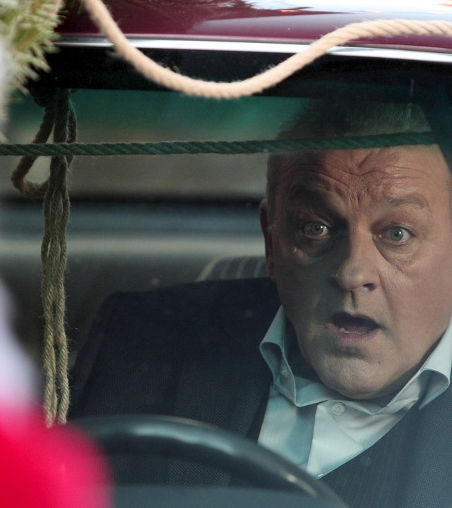 "Wilsberg - Oh du tödliche": Wilsberg (Leonard Lansink) sitzt entsetzt in seinem Auto. Vor dem Auto steht ein Weihnachtsmann.