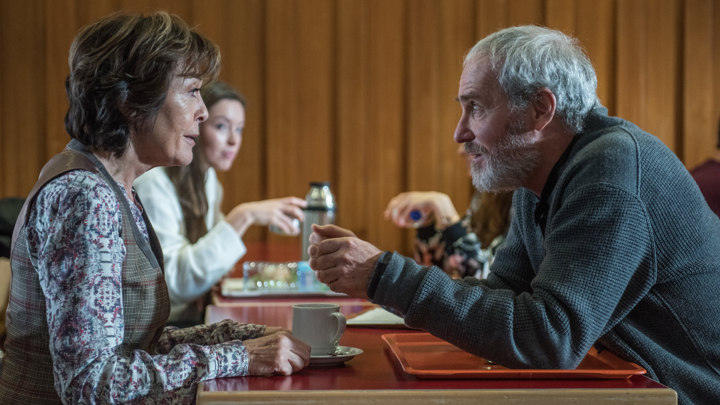 "Was ich von dir weiß": Ruth (Thekla Carola Wied) und Georg (August Zirner) sitzen sich gegenüber am Tisch und führen ein Gespräch.