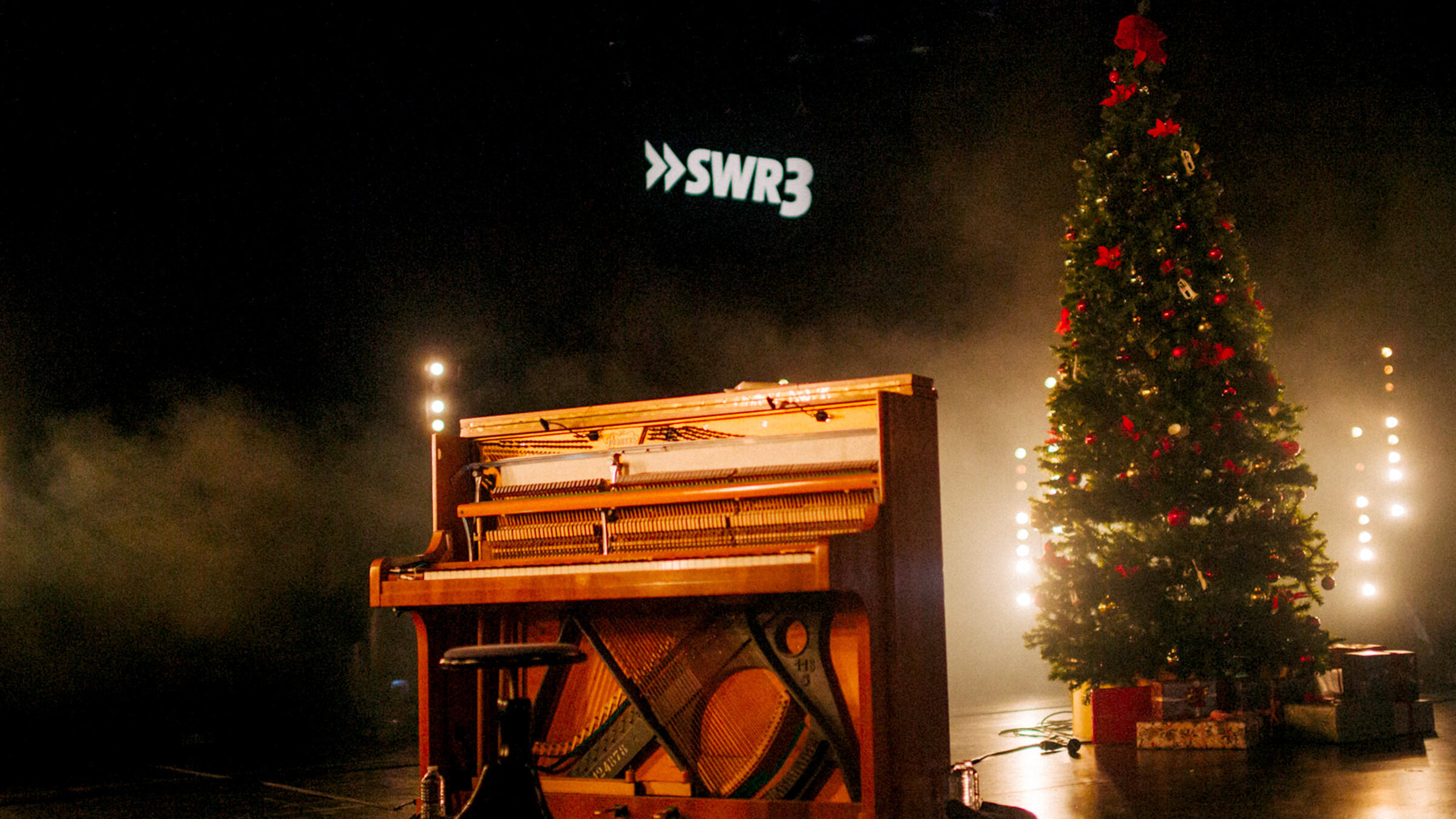 "SWR3 Weihnachtskonzert 2024 - Nico Santos": Das SWR3 Weihnachtskonzert 2024 findet im Theater in Baden-Baden statt.