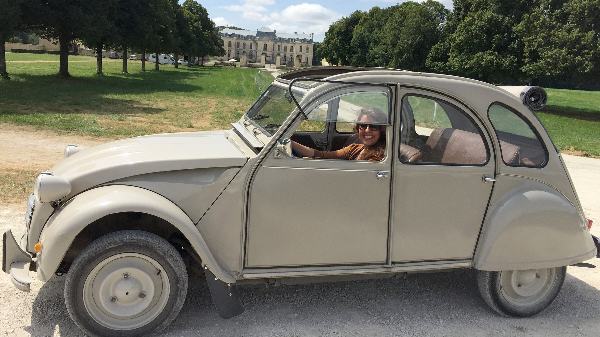 "Champagne, da will ich hin!" - Simin vor dem Château de Vaux.