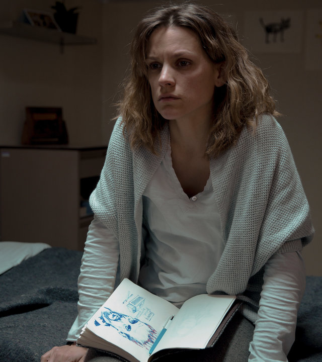 "Tabula Rasa - Der rote Faden": Annemie D'Haeze (Veerle Baetens), genannt Mie, sitzt mit ihrem Notizbuch auf ihrem Bett in der Anstalt für psychisch Kranke.