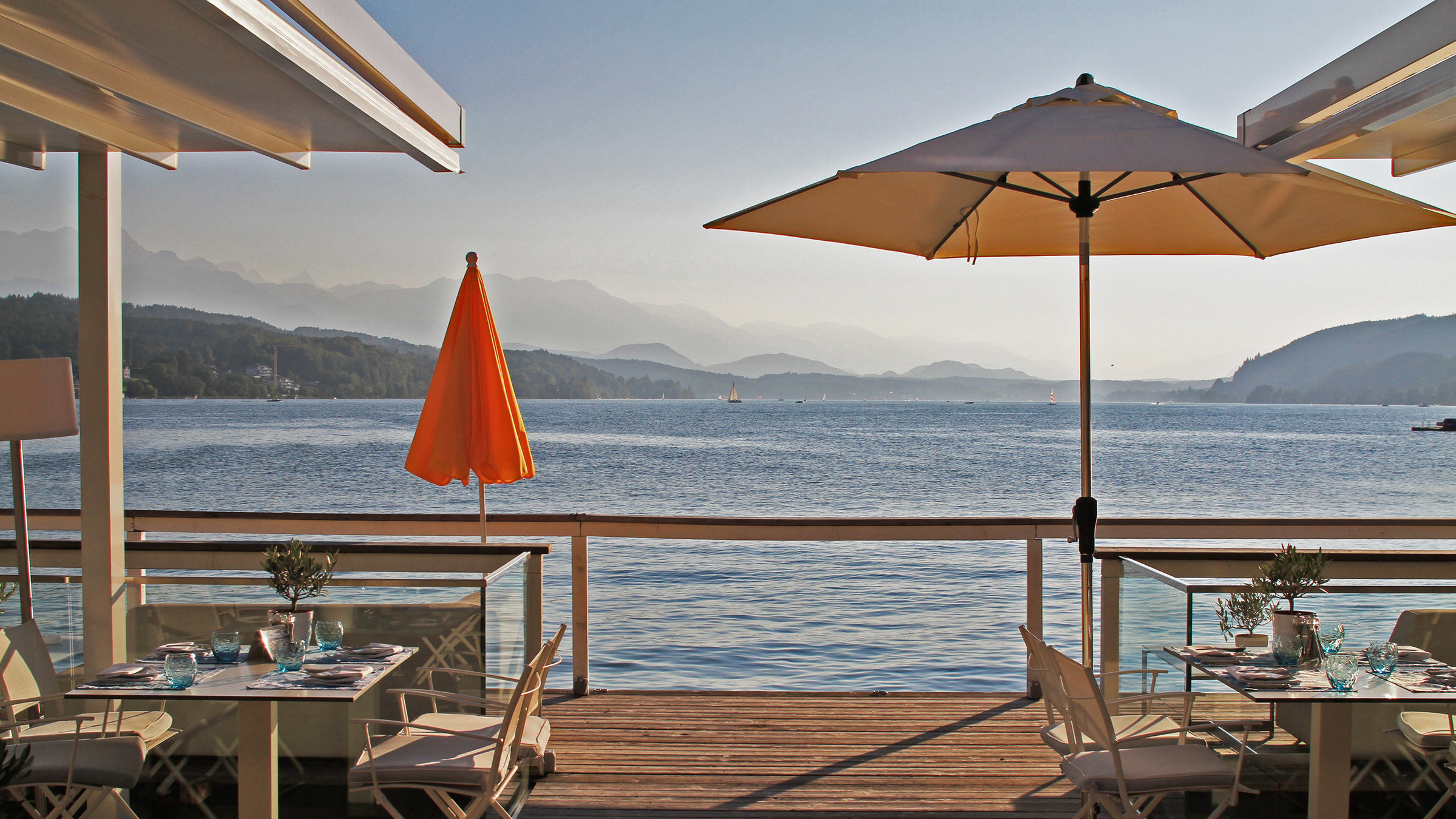 "Sommerfrische - Reisen wie zu Kaisers Zeiten": Blick von einer Restaurantterrasse auf den Wörthersee.