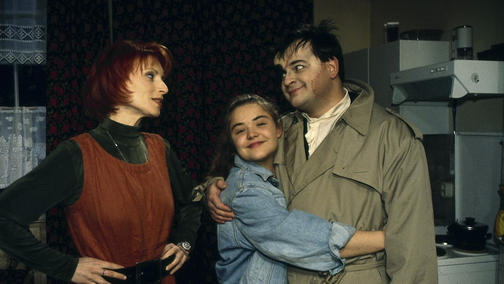 "Sprechstunde bei Dr. Frankenstein": Charly (Silke Matthias), Franzi (Fritzi Eichhorn) und Lenni (Michael Trischan) stehen beisammen in der Küche.