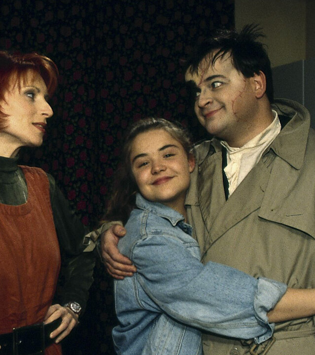 "Sprechstunde bei Dr. Frankenstein": Charly (Silke Matthias), Franzi (Fritzi Eichhorn) und Lenni (Michael Trischan) stehen beisammen in der Küche.