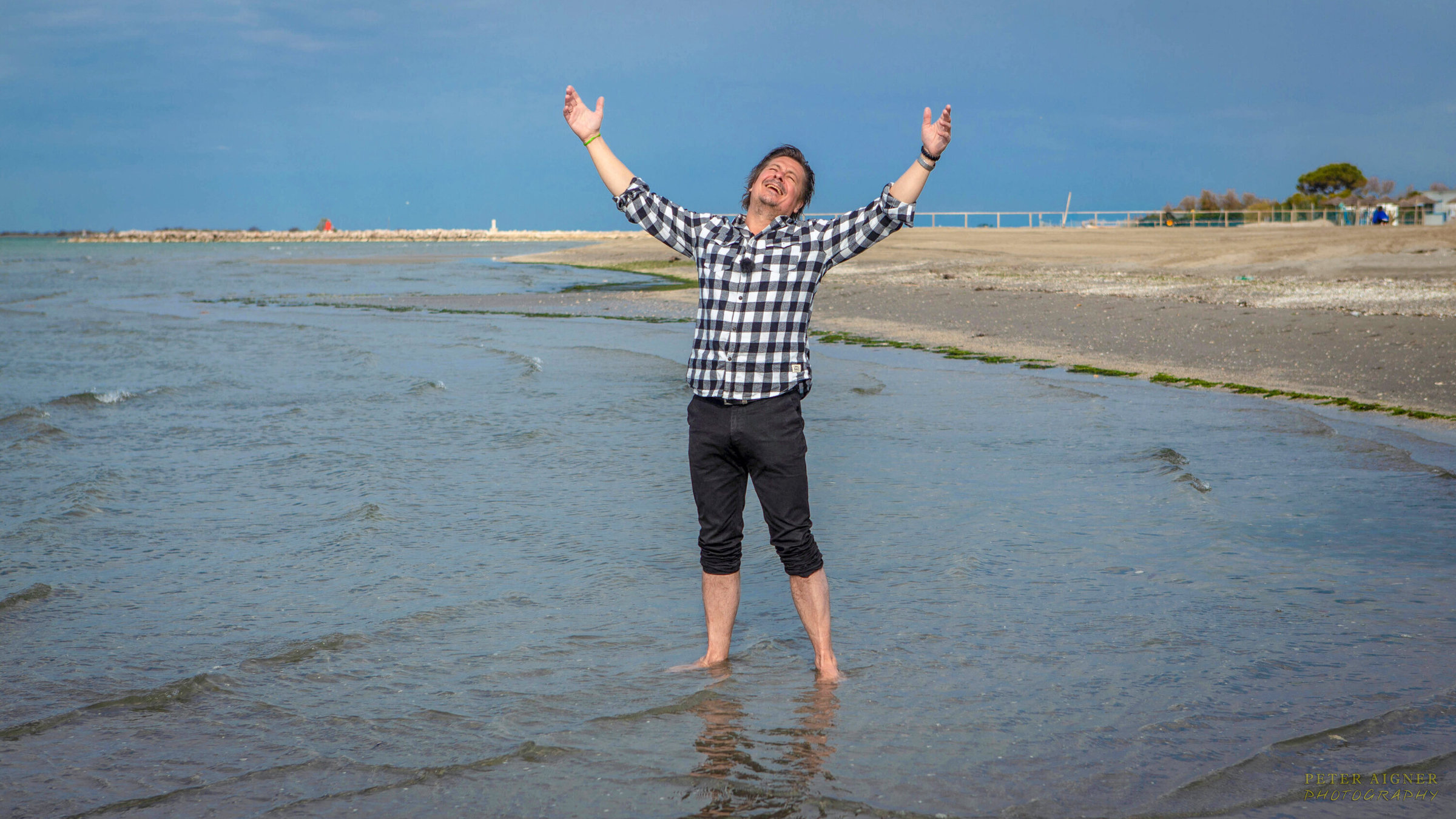 "Sehnsucht nach Grado": Michael Dangl am Strand von Grado.