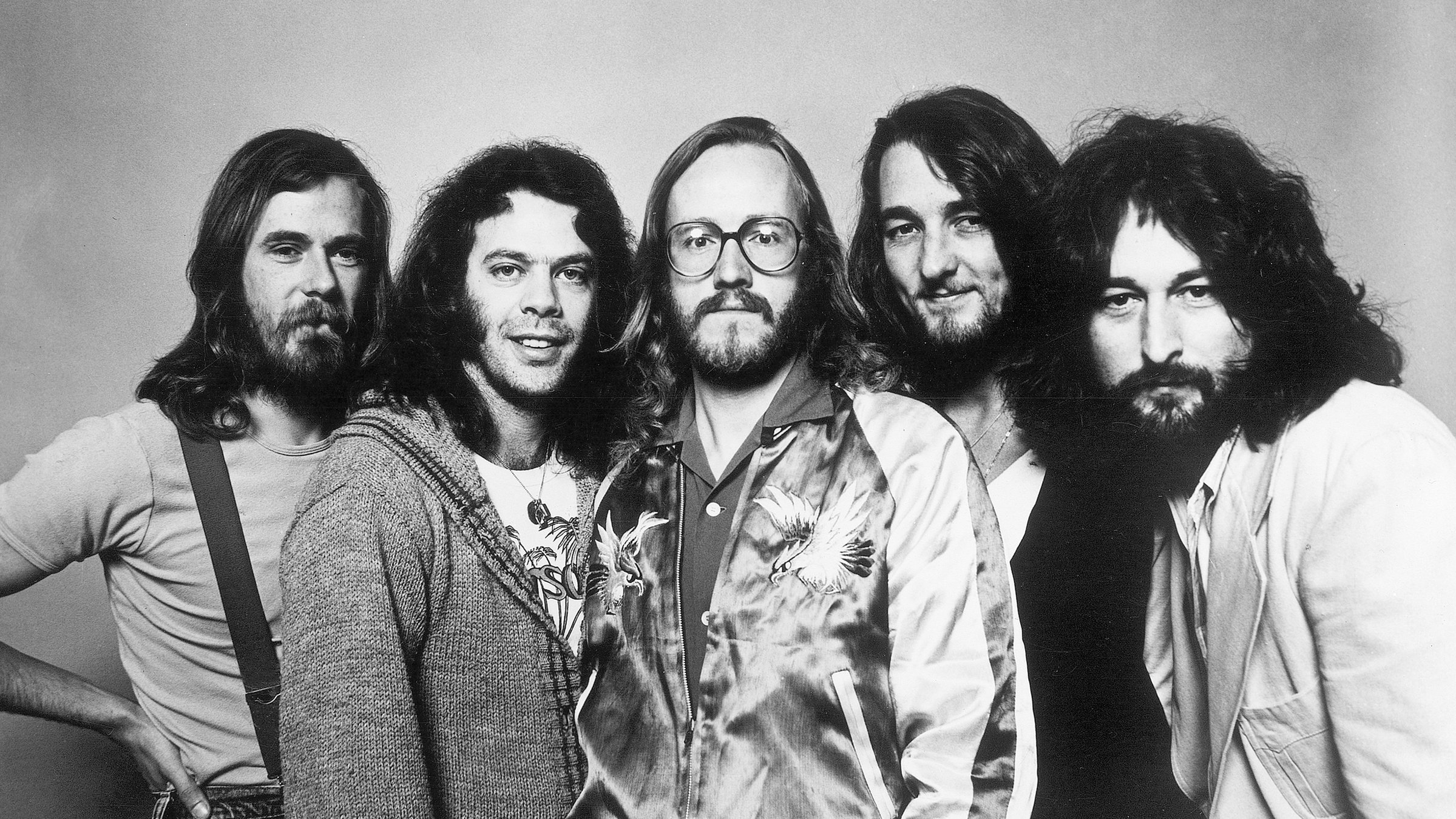 "Supertramp: Live in Paris": s/w-Foto der Band Supertramp. Die Mitglieder der Band stehen vor einer weißen Wand und blicken in die Kamera.