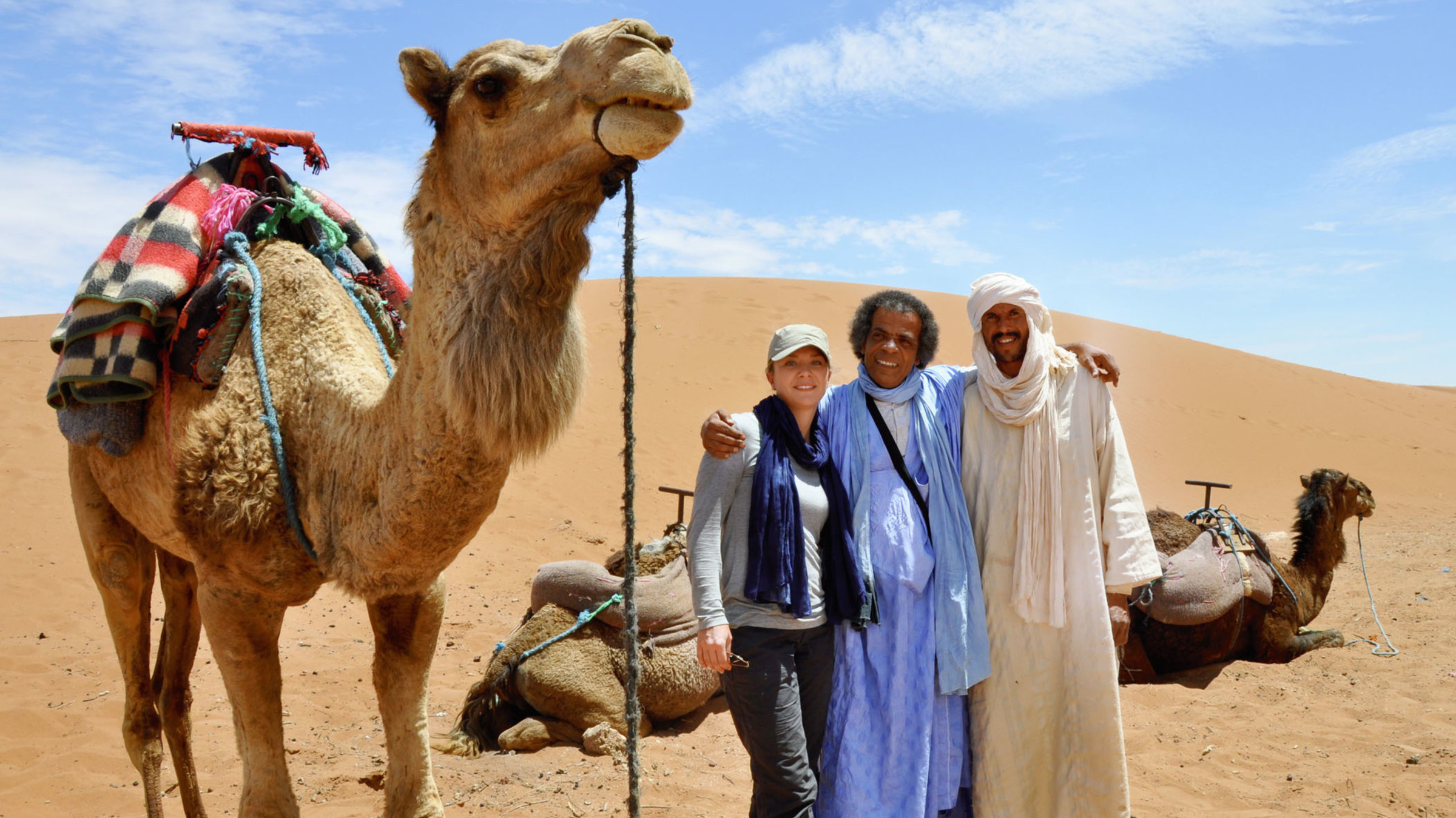"unterwegs - Marokko": Moderatorin Wasiliki Goutziomitros (l.) mit einer Nomadenfamilie mit Kamelen.