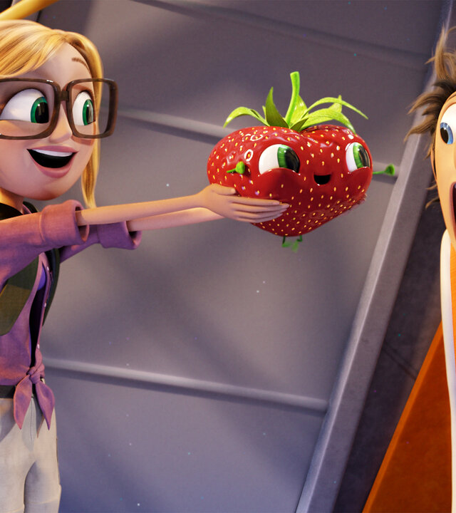 "Wolkig mit Aussicht auf Fleischbällchen 2": Sam hält Flint eine große sprechende Erdbeere entgegen. Flint schreit vor Angst.