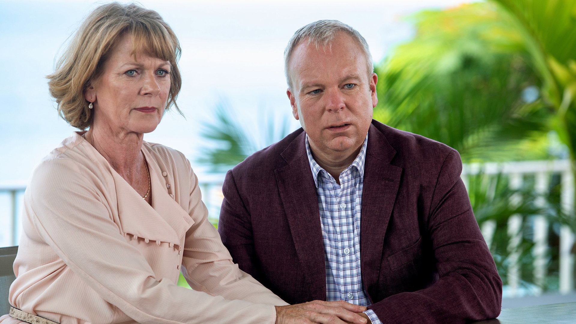 "Death in Paradise - Die tödliche halbe Stunde": Joanna (Samantha Bond) und Neil (Steve Pemberton) schauen besorgt.