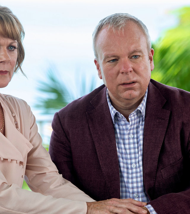 "Death in Paradise - Die tödliche halbe Stunde": Joanna (Samantha Bond) und Neil (Steve Pemberton) schauen besorgt.