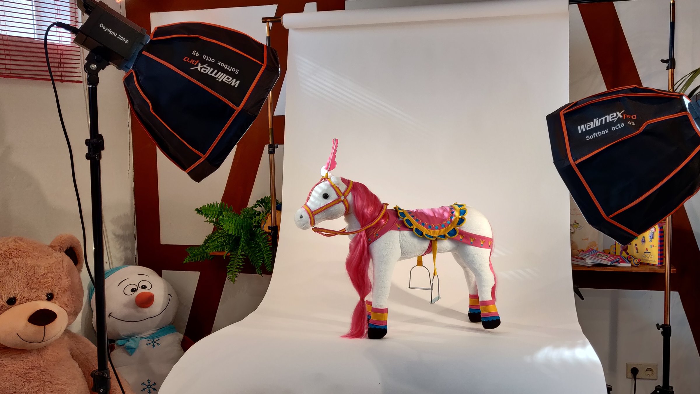 "planet e.: Fast Toys - Womit unsere Kinder spielen": Spielzeug wird perfekt in Szene gesetzt.