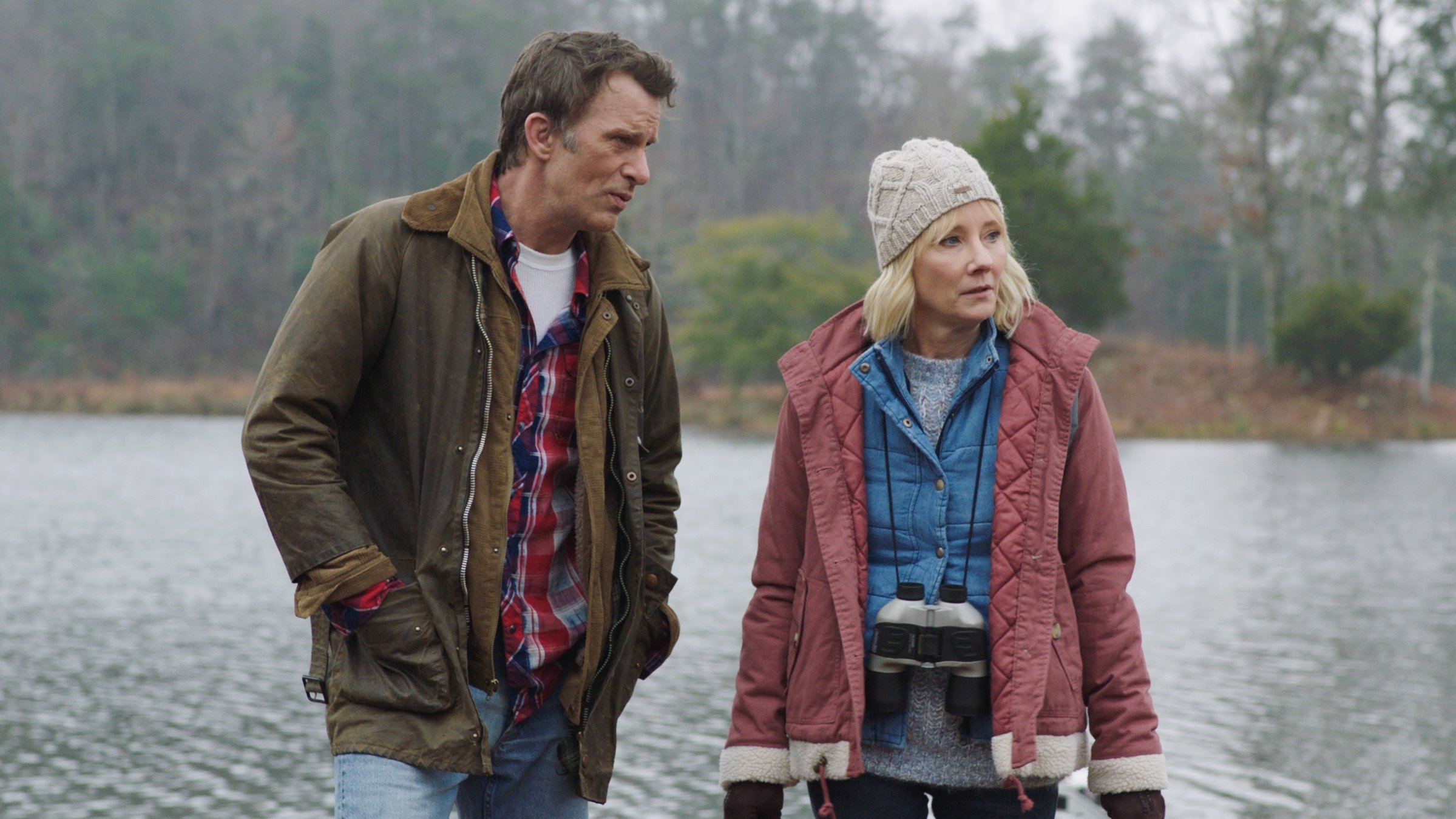 "Vanished - Tage der Angst": Paul (Thomas Jane) und seine Frau Wendy (Anne Heche) stehen an einem See.